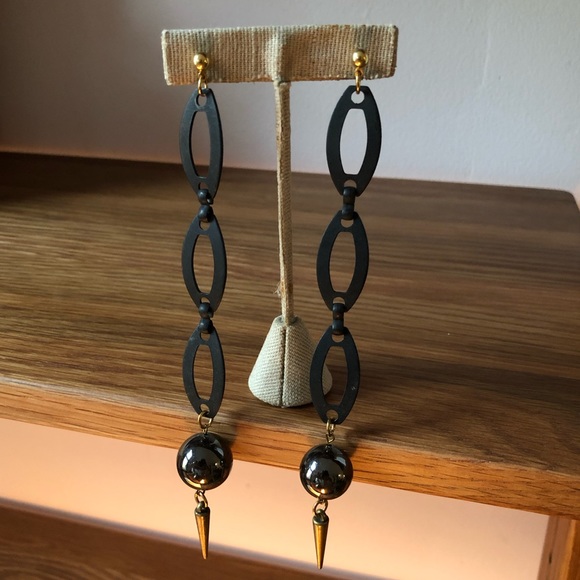 Black and gold spike earrings - Picture 2 of 5